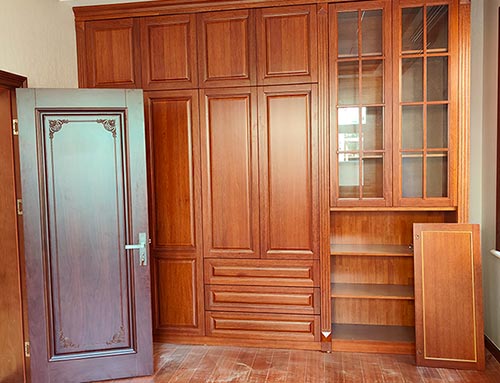 仙游中式家庭装修里定制的实木衣柜效果图